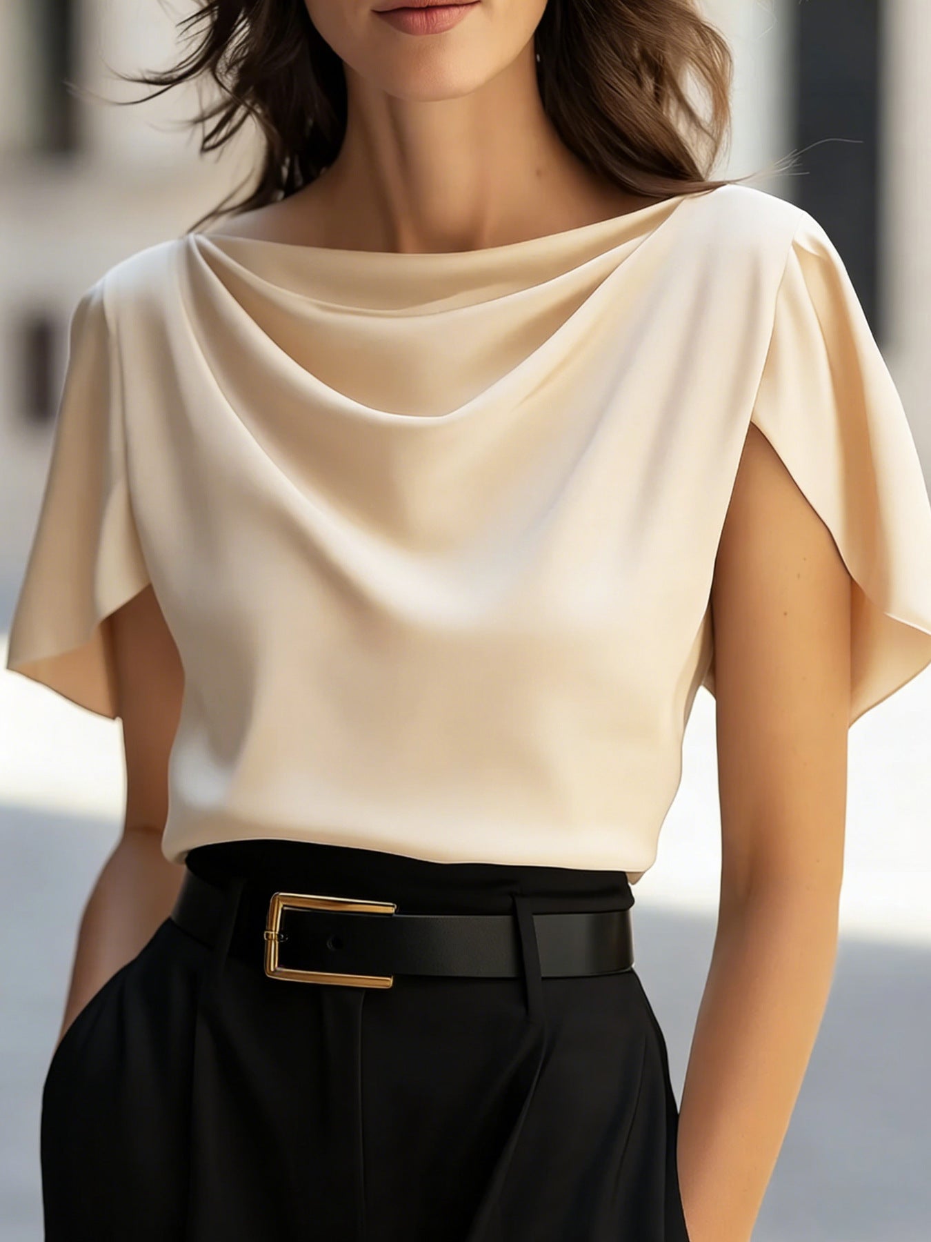Blusa de manga corta con escote drapeado y caída fluida