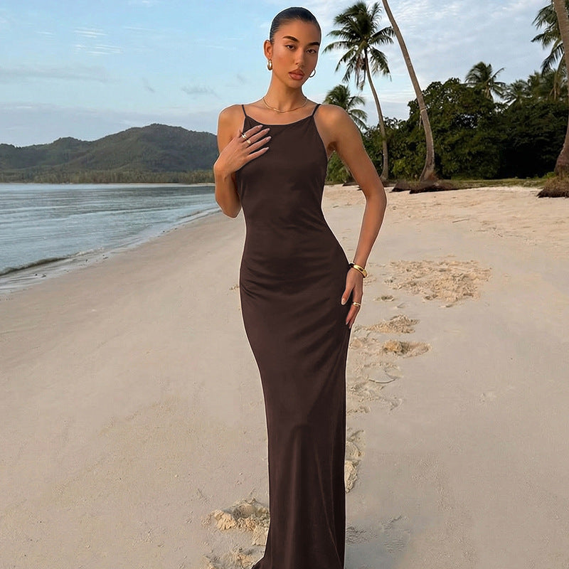 Vestido largo de silueta entallada con tirantes finos
