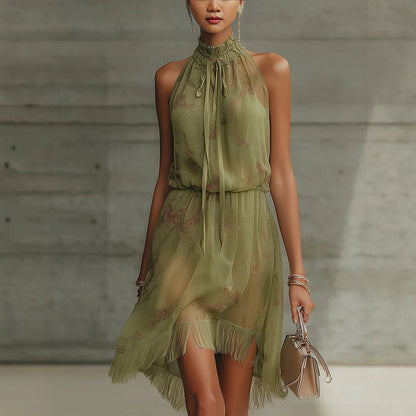 Vestido de cuello alto con lazo y caída fluida con flecos