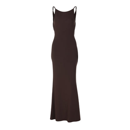 Vestido largo de silueta entallada con tirantes finos