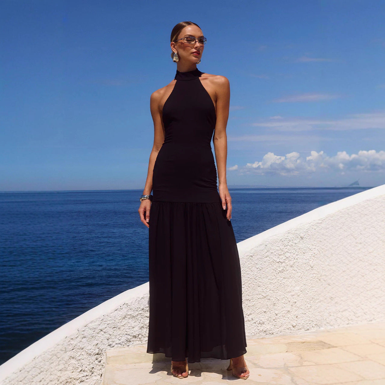 Vestido largo con cuello halter y caída fluida