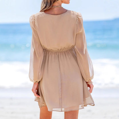 Vestido corto con escote en V y caída fluida