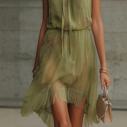 Vestido de cuello alto con lazo y caída fluida con flecos