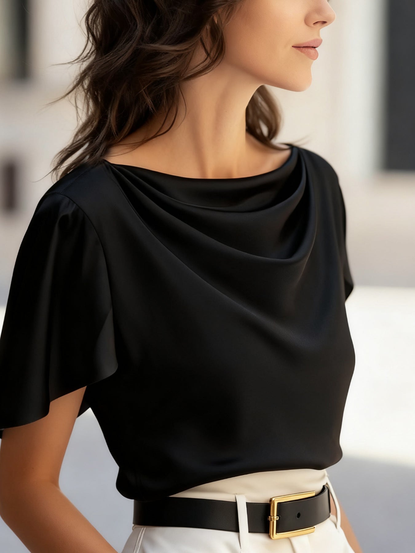 Blusa de manga corta con escote drapeado y caída fluida