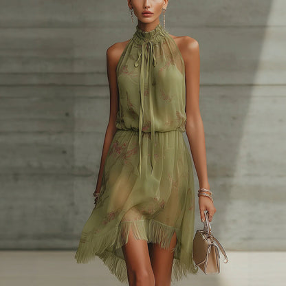 Vestido de cuello alto con lazo y caída fluida con flecos