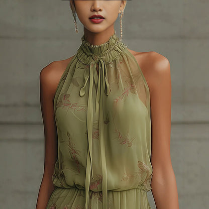 Vestido de cuello alto con lazo y caída fluida con flecos