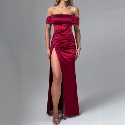 Vestido largo ajustado con hombros descubiertos y fruncido