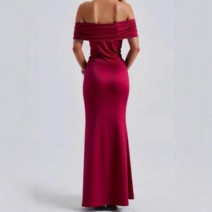 Vestido largo ajustado con hombros descubiertos y fruncido