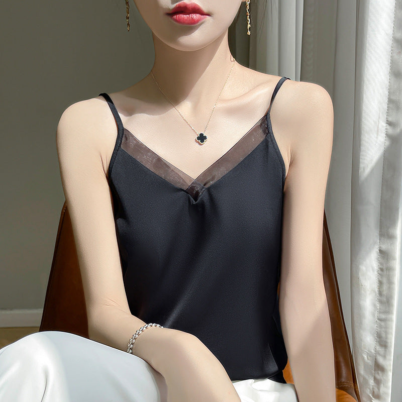 Blusa de tirantes finos con escote en V y diseño limpio